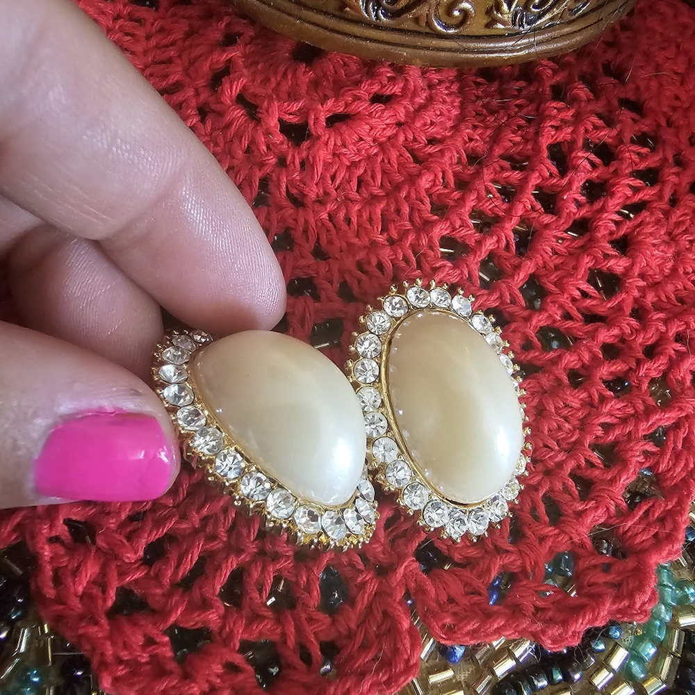 Vintage Clip Back Elegant Gold and Cream Earrings - Picture 3 of 8